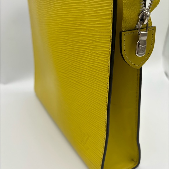 AUTHENTIC Louis Vuitton Epi Toiletry Pouch 26 Clutch - Neon Yellow - Picture 5 of 9